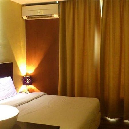 Zotel Business & Leisure Hotel Кучинг Екстериор снимка