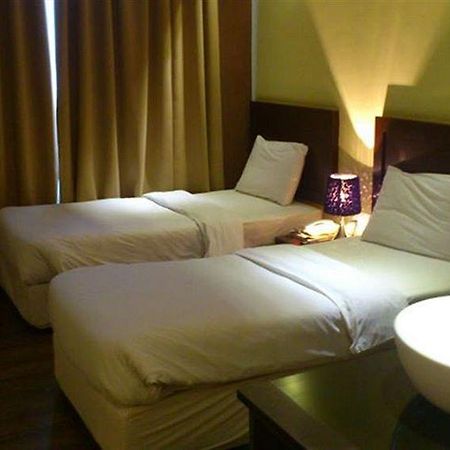 Zotel Business & Leisure Hotel Кучинг Екстериор снимка