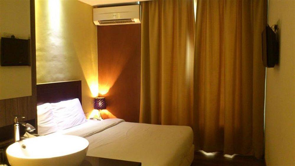 Zotel Business & Leisure Hotel Кучинг Екстериор снимка
