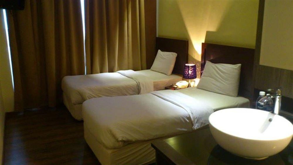Zotel Business & Leisure Hotel Кучинг Екстериор снимка