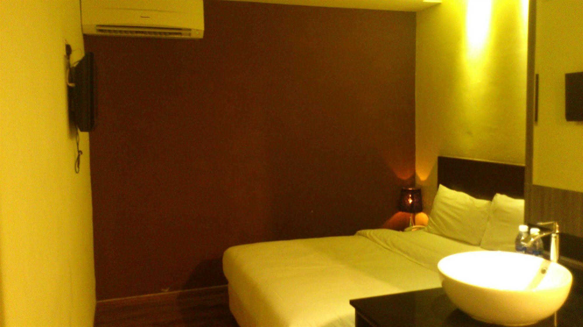 Zotel Business & Leisure Hotel Кучинг Екстериор снимка